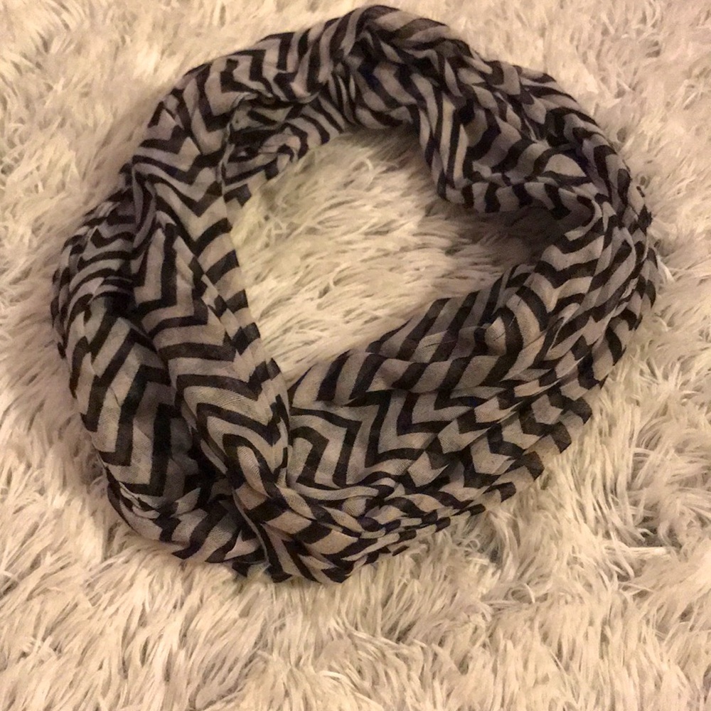 Black and white chevron scarf 🤍🖤